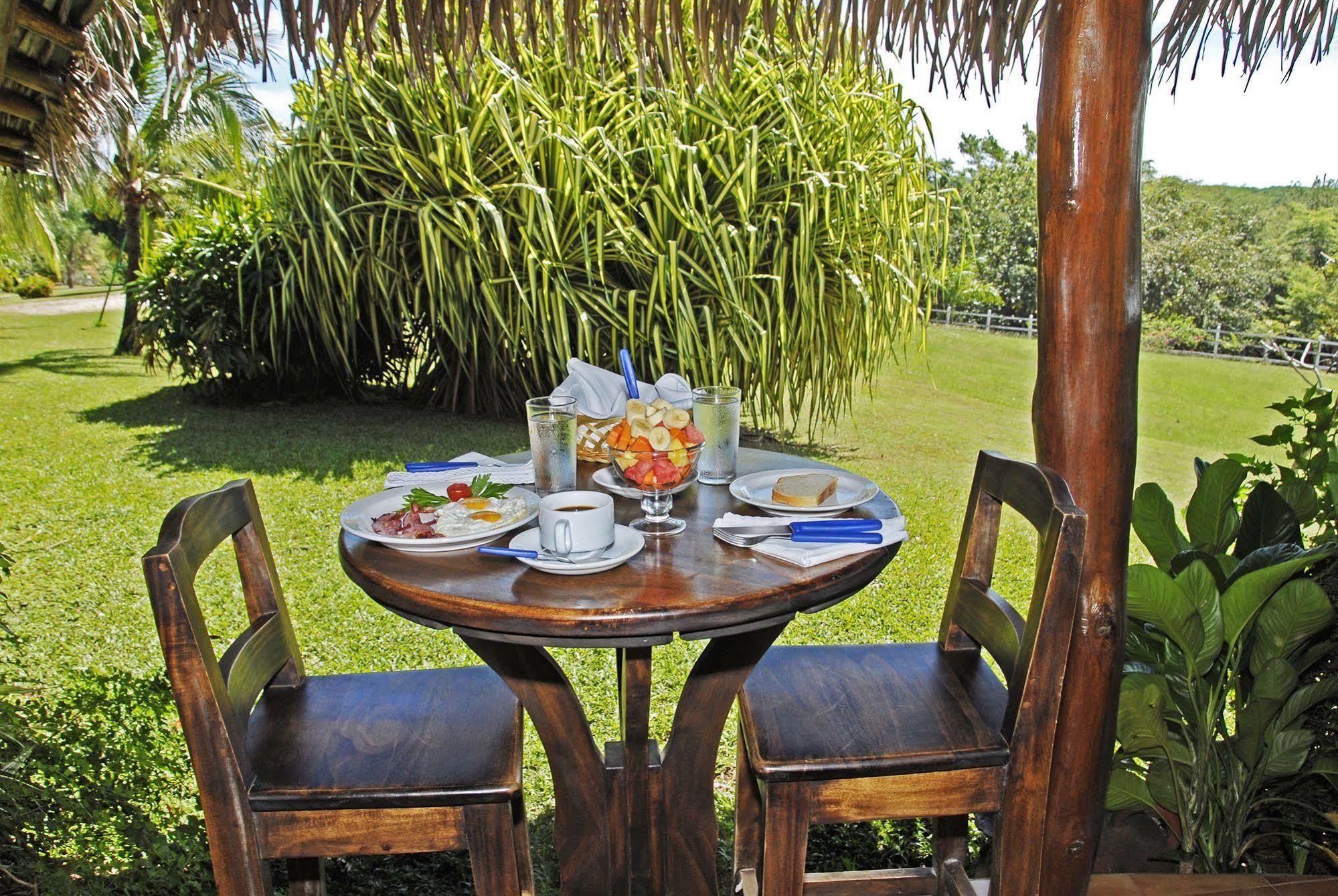 Guacamaya Lodge *