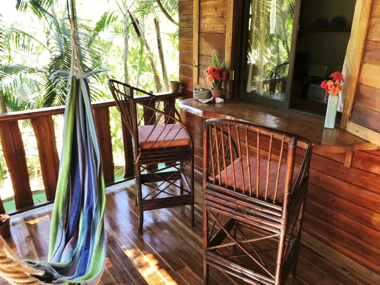 Salty Enthusiasts Share House &
