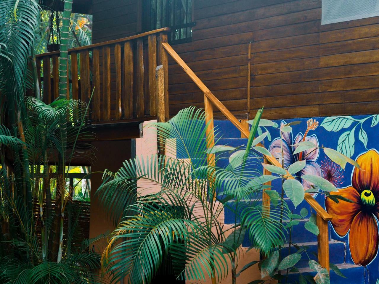 Salty Enthusiasts Share House &