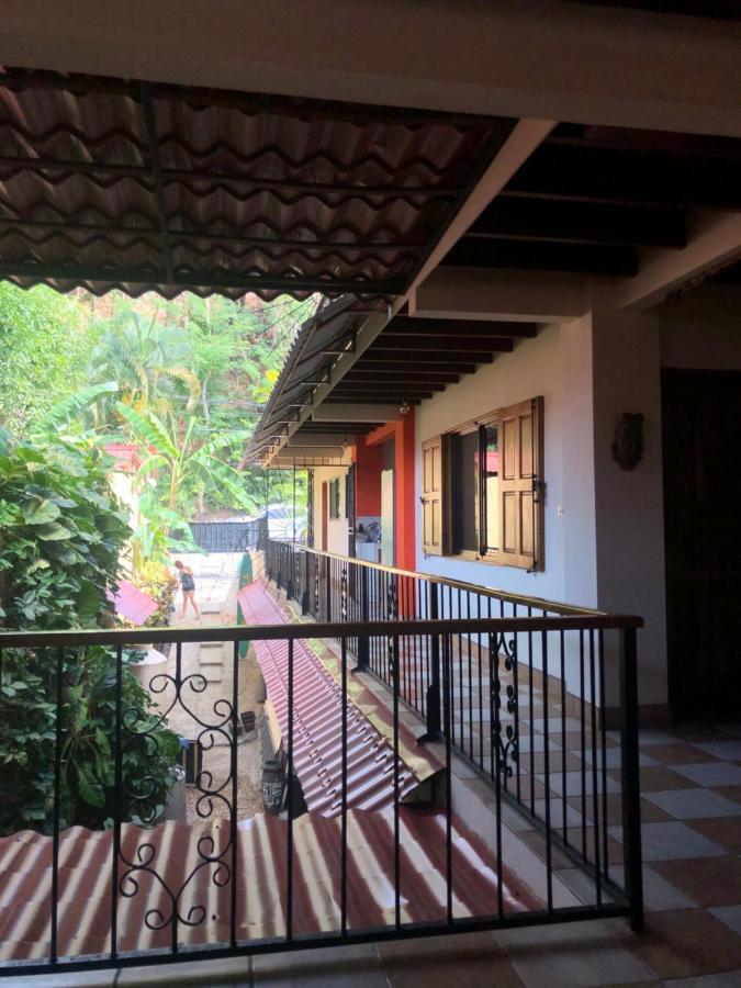 Monos Y Mar (adults Only) Samara