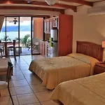 Hotel Room-Style Ocean-View Unit In Flamingo With Pool
