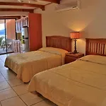 Hotel Room-Style Ocean-View Unit In Flamingo With Pool