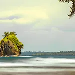 Socialtel Puerto Viejo - Formerly Selina Puerto Viejo