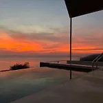 Les Roches - Paradise Retreat