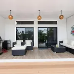Brand-New 3Bd Hilltop Home With Pool