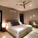 Serene Hilltop Haven Infinity Views Tranquil Vibe