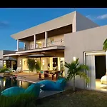 Serene Hilltop Haven Infinity Views Tranquil Vibe