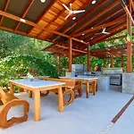 Casa Shaquir H -Luxury Villa With Private Pool & Stunning Views