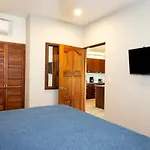 Newly Remodeled Ground-Floor Unit In Flamingo In Front Of Beach