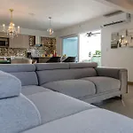 Casago 0607B Brand New Rental Modern Condo With Stylish Decor And Scenic Views
