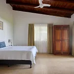 Perla De La Playa Beachfront Hotel