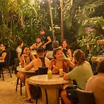 El Sano Banano Beachside Hotel