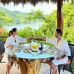 Isla Chiquita Glamping Hotel