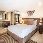 Hotel Lia Beachfront Resort