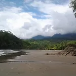 La Ballena Roja Guest House And Cafe