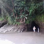 La Ballena Roja Guest House And Cafe