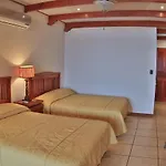Hotel Room-Style Ocean-View Unit In Flamingo With Pool