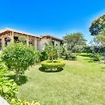La Riviera Hotel