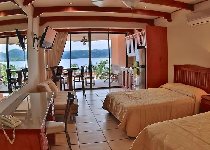 Hotel Room-Style Ocean-View Unit In Flamingo With Pool