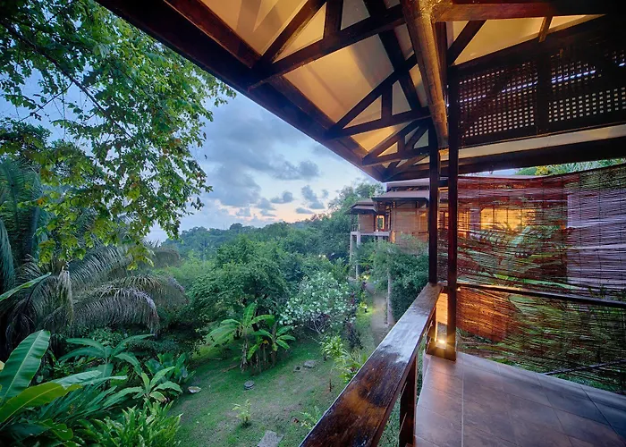 Tiki Villas Rainforest Lodge & Spa