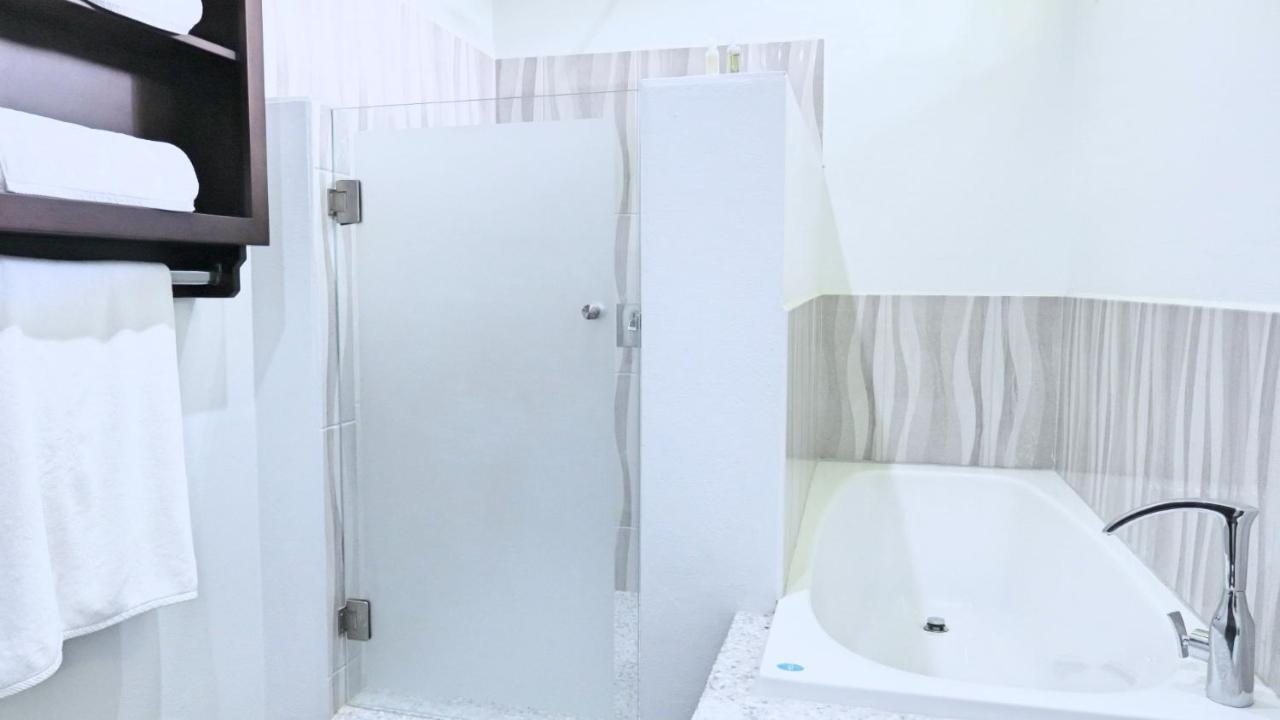 Hotel Carver Suites At 506 Tennis Center *