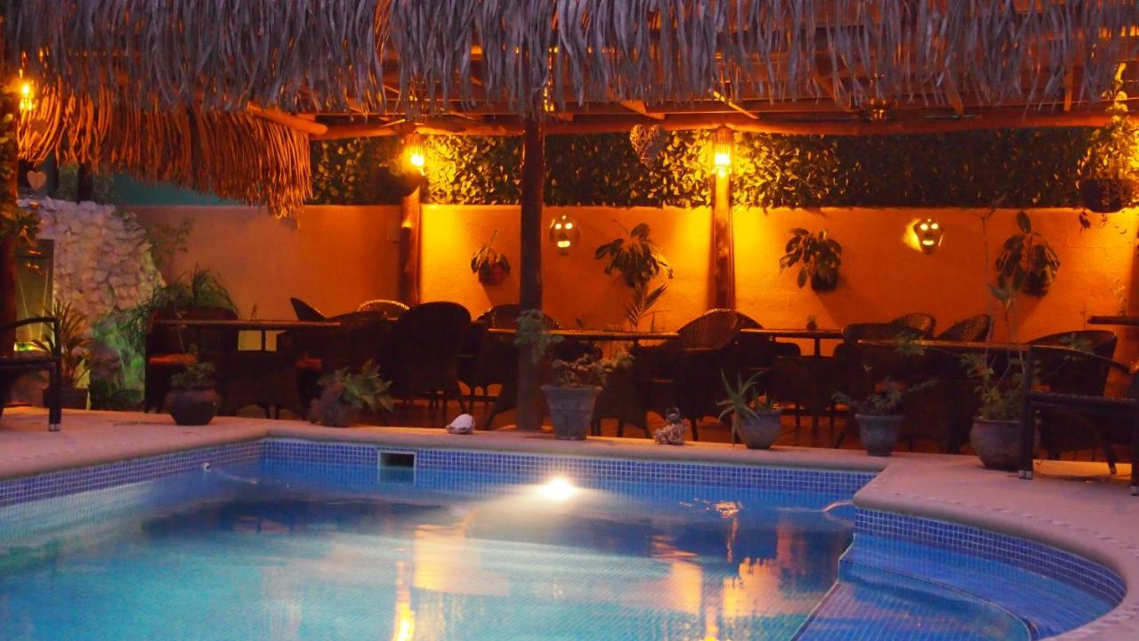 Palm Hotel *