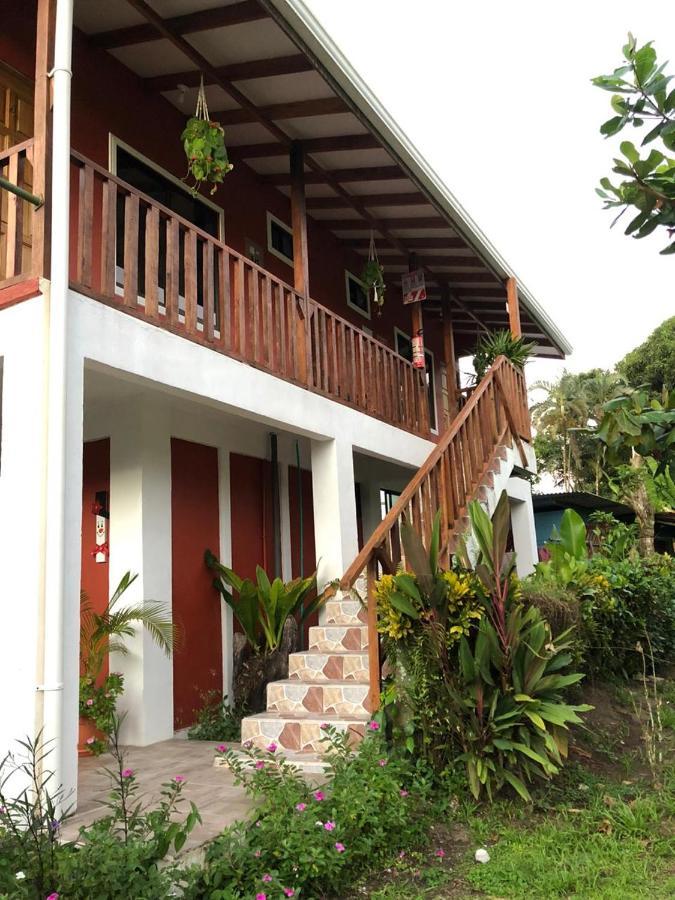 Cabinas Ensuenos Tortuguero