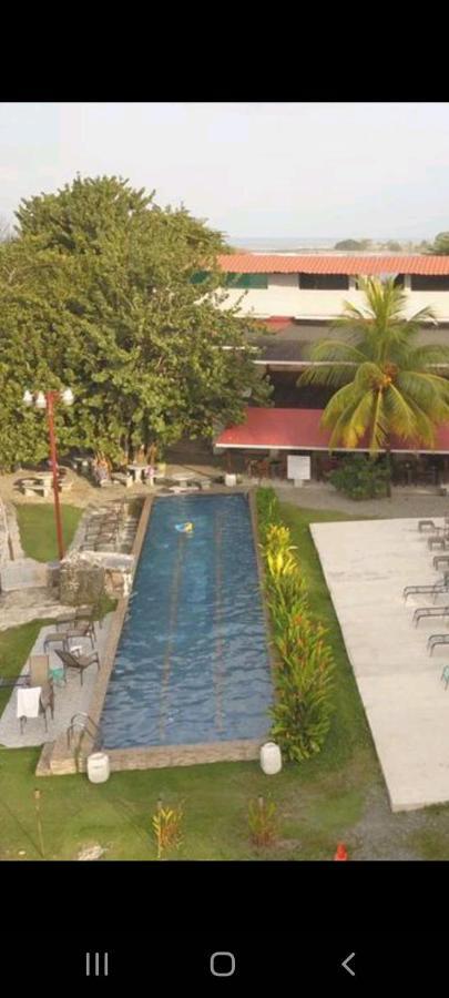 La Cueva Hotel *