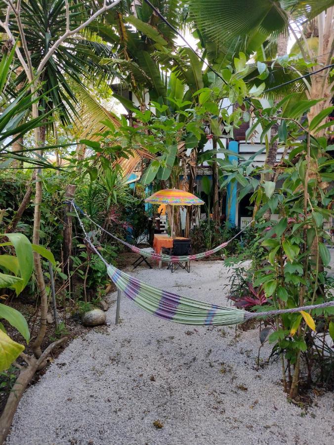 Cabinas Del Mar Hostel *