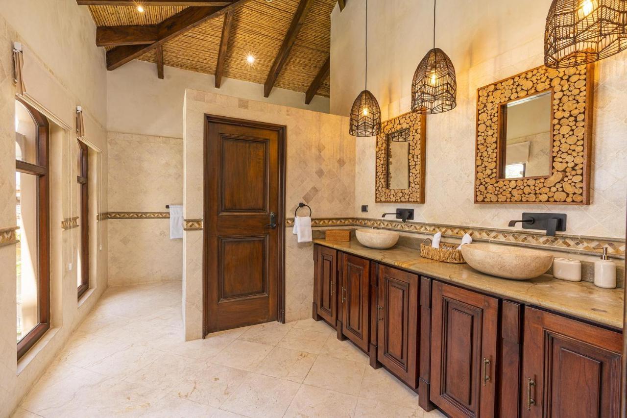 Villa Incomparable 5-bd Beachfront Mansion - Daily Maid Incl