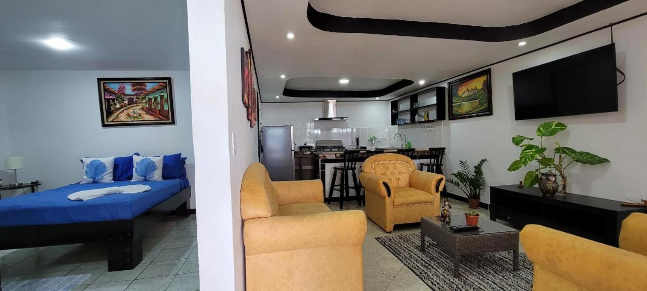 Panda House * Quepos