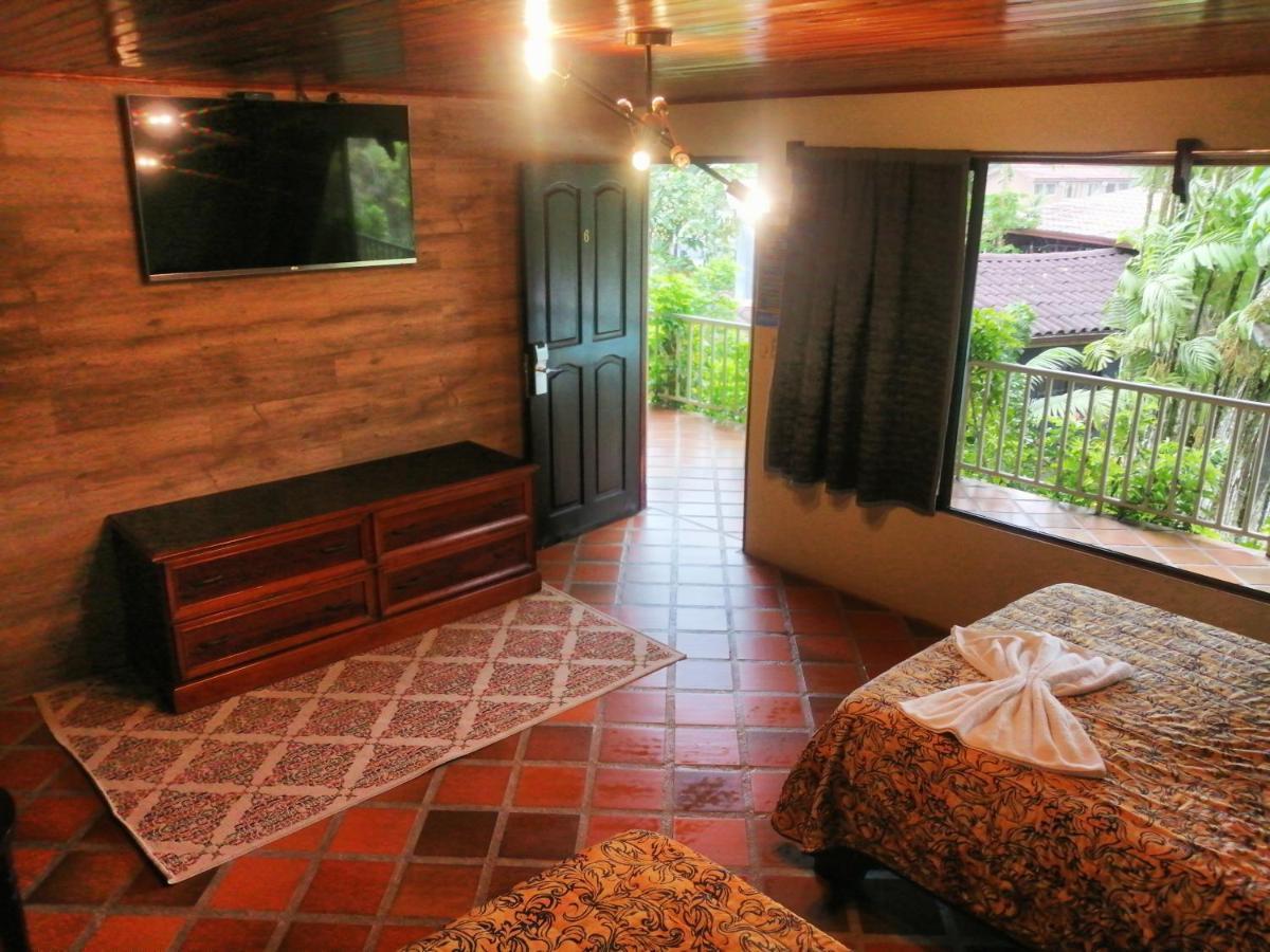 Arenal Backpackers Hostel *