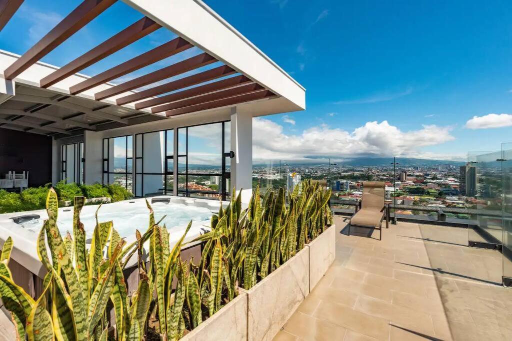 Rooftop Jacuzzi And View *