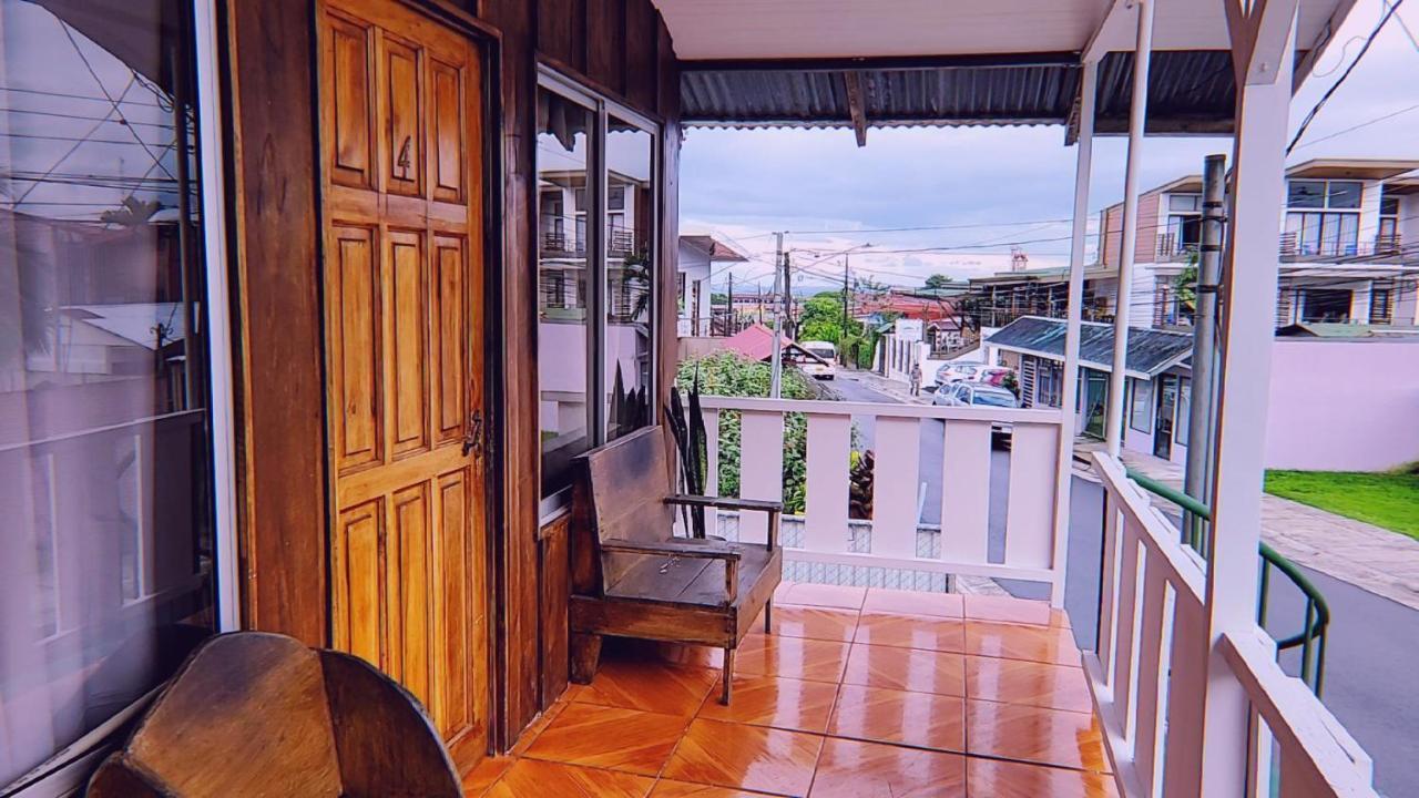 Alpha Arenal Hostel *