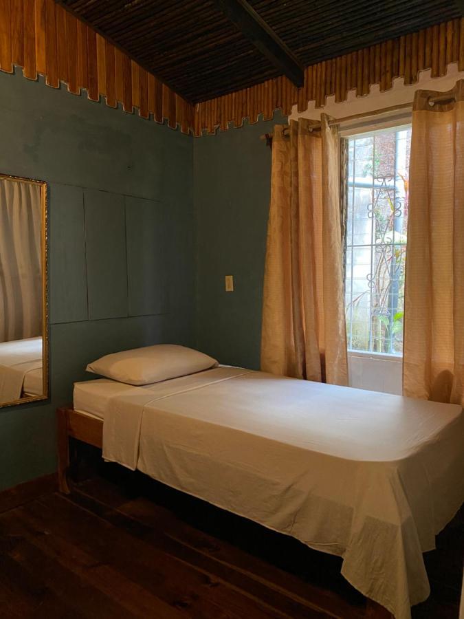 Mauras Tropical Mini & Tours Guest house