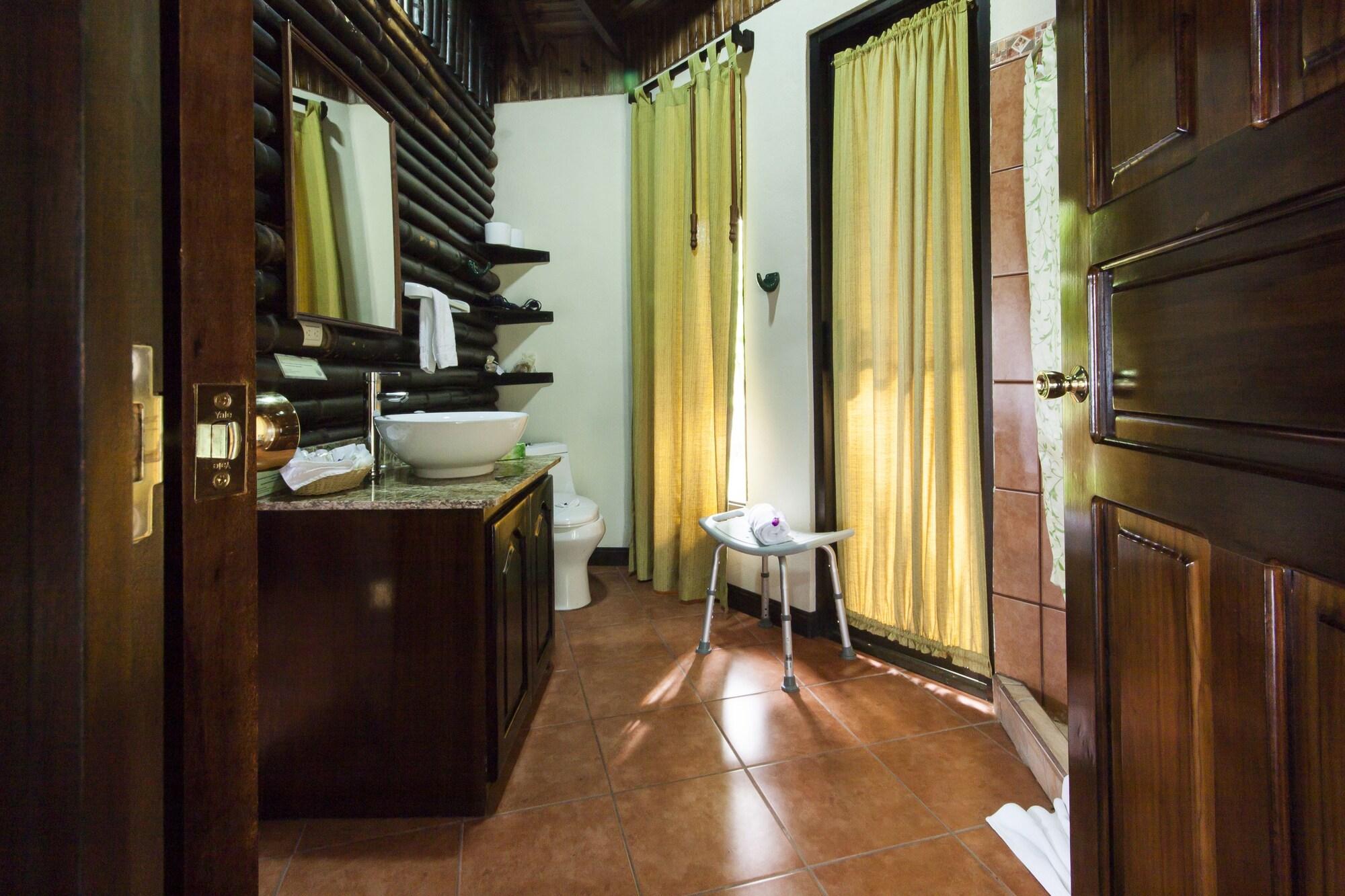 Lodge Waterfall Arenal