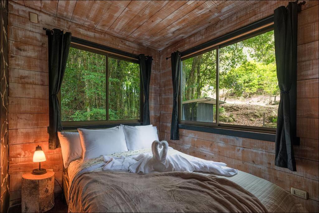 Unicorn Lodge: Direct Riverfront : Unique Experience Chalet San Gerardo de Dota