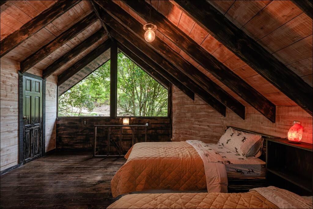 Chalet Unicorn Lodge: Direct Riverfront : Unique Experience *