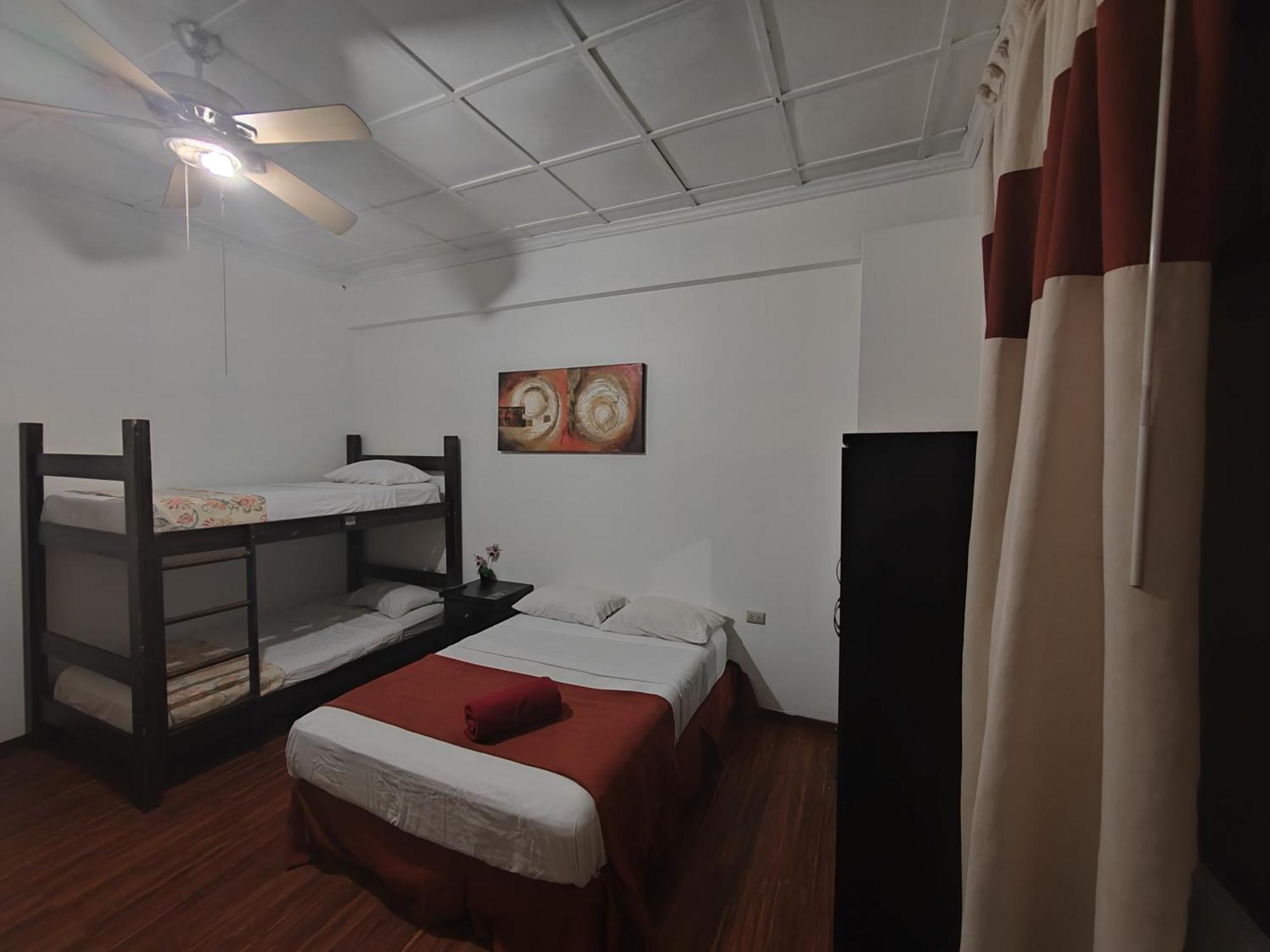 Hostel Casa Colon *