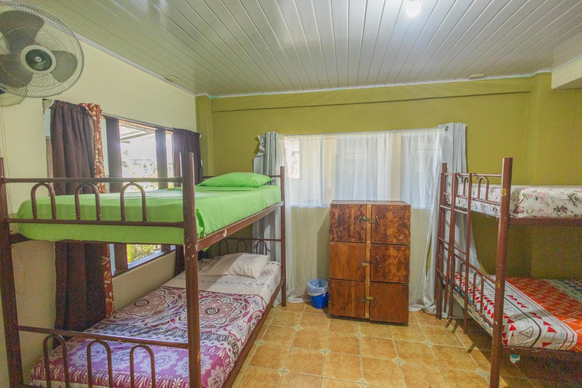 New Manuel Antonio, Meet New People