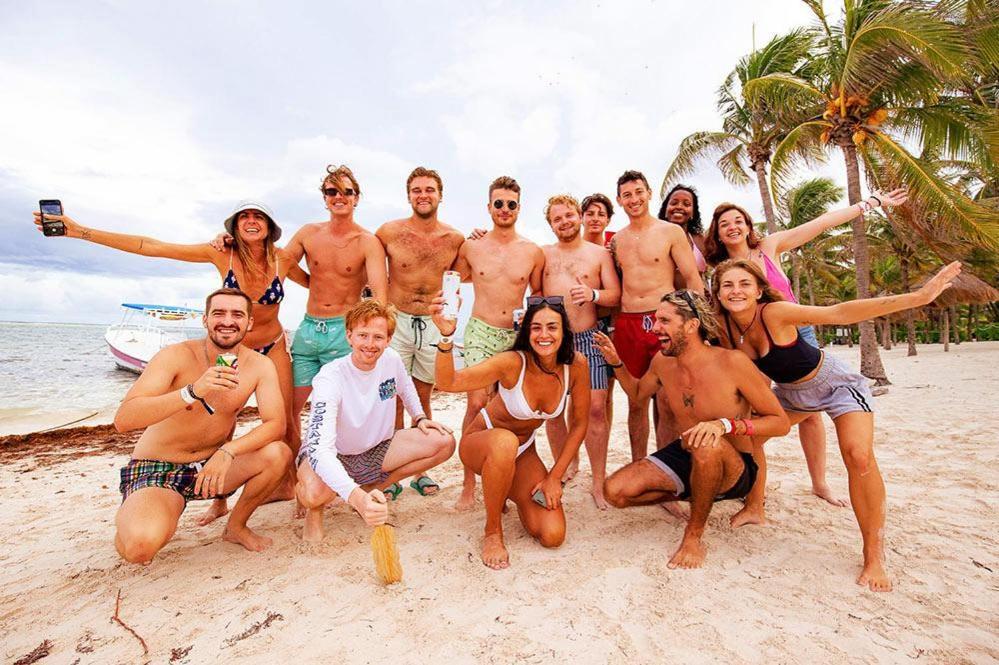 New Manuel Antonio, Meet New People
