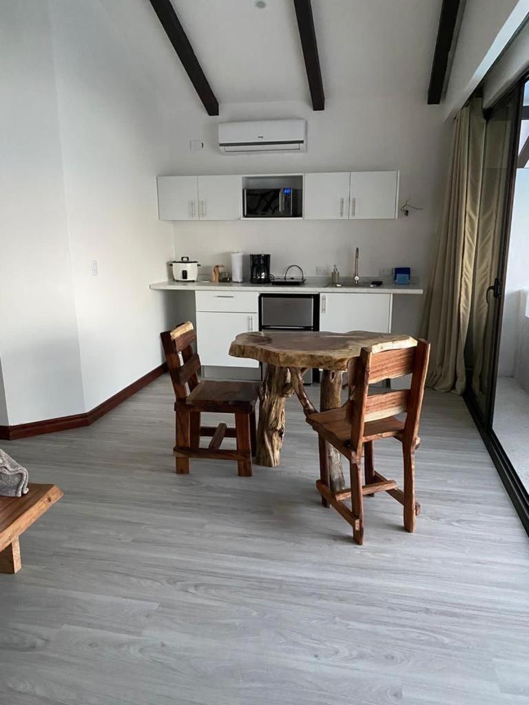Akua Ocean View Hotel *