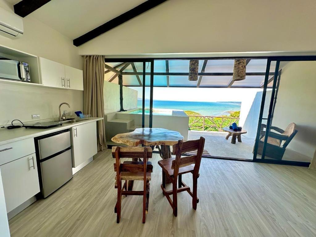 Akua Ocean View Hotel *