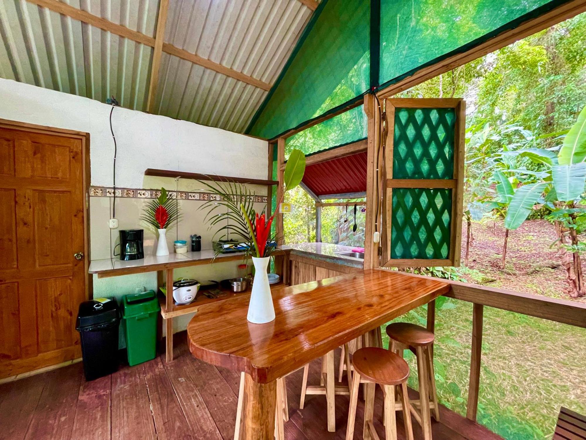 Lodge Alouatta And Canopy
