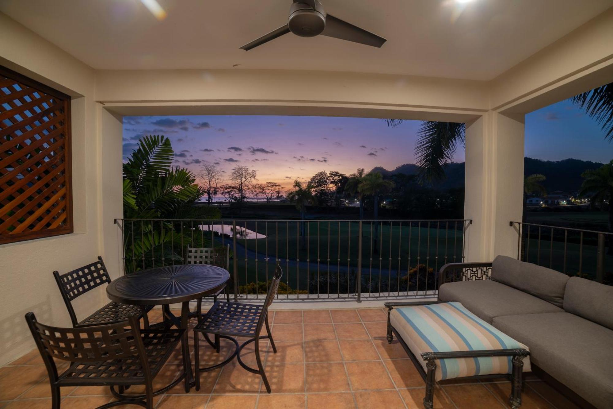 Ocean View Del Mar 1g By In Cr * Playa Herradura (Puntarenas)