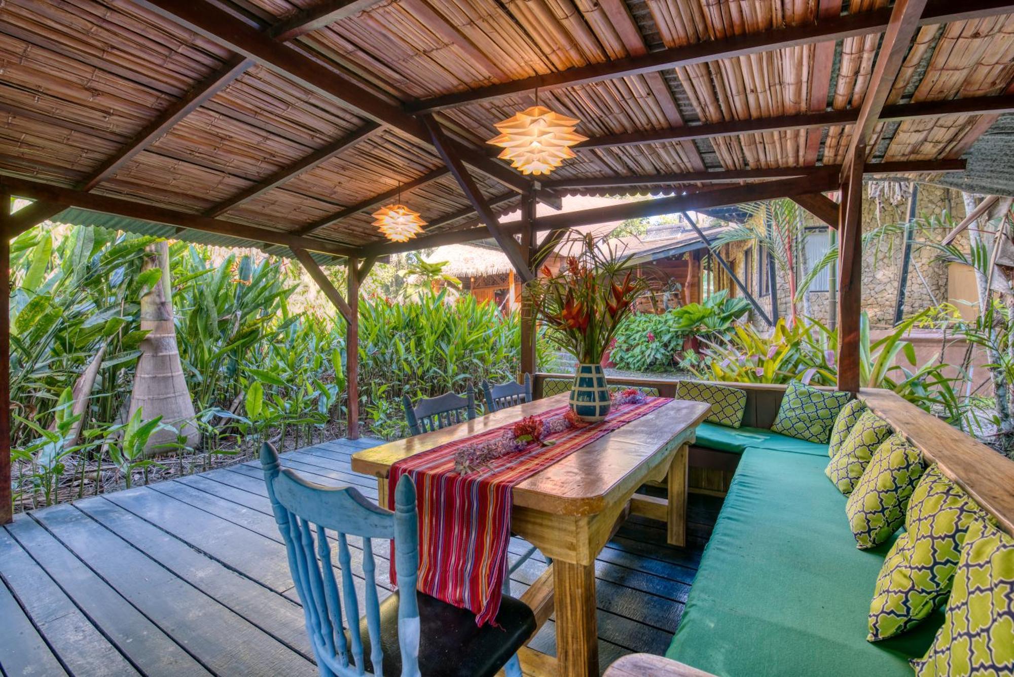 Tree House Beachfront Lodge *