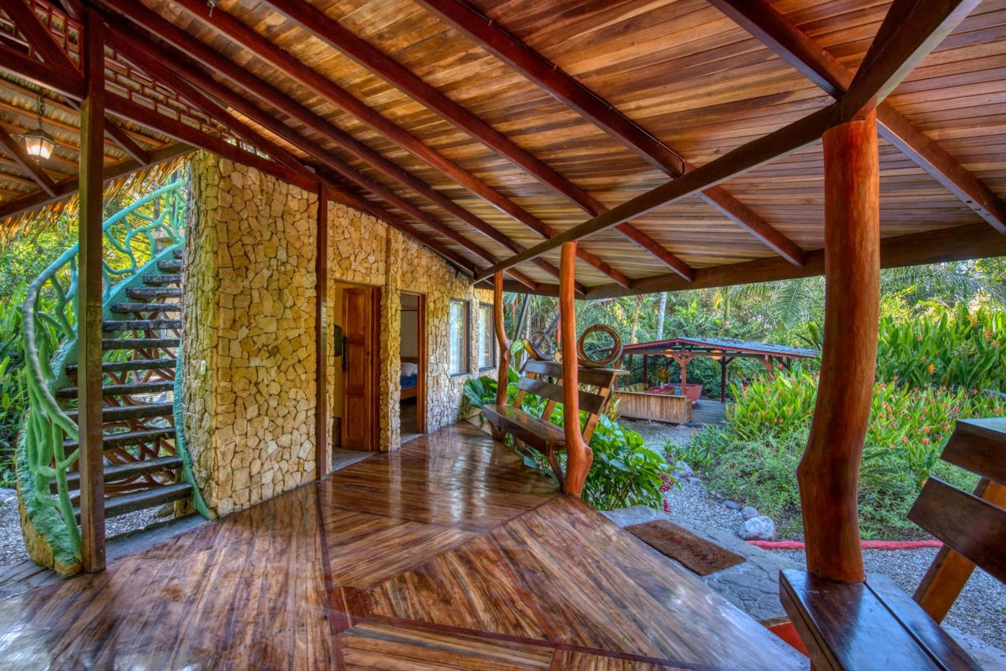 Lodge Tree House Beachfront *