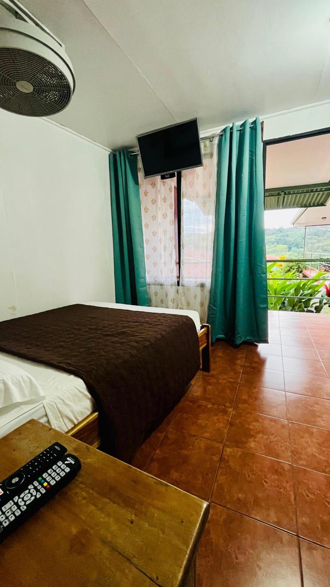 Downtown, Private With Bathroom * Nuevo Arenal