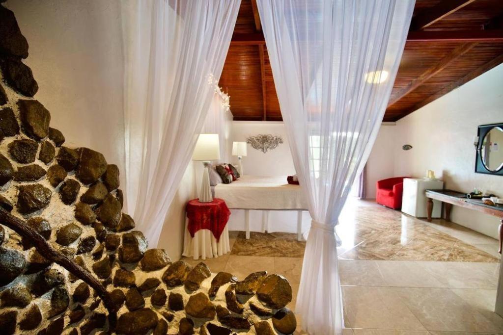 Toucan Lane And Restaurant Hotel