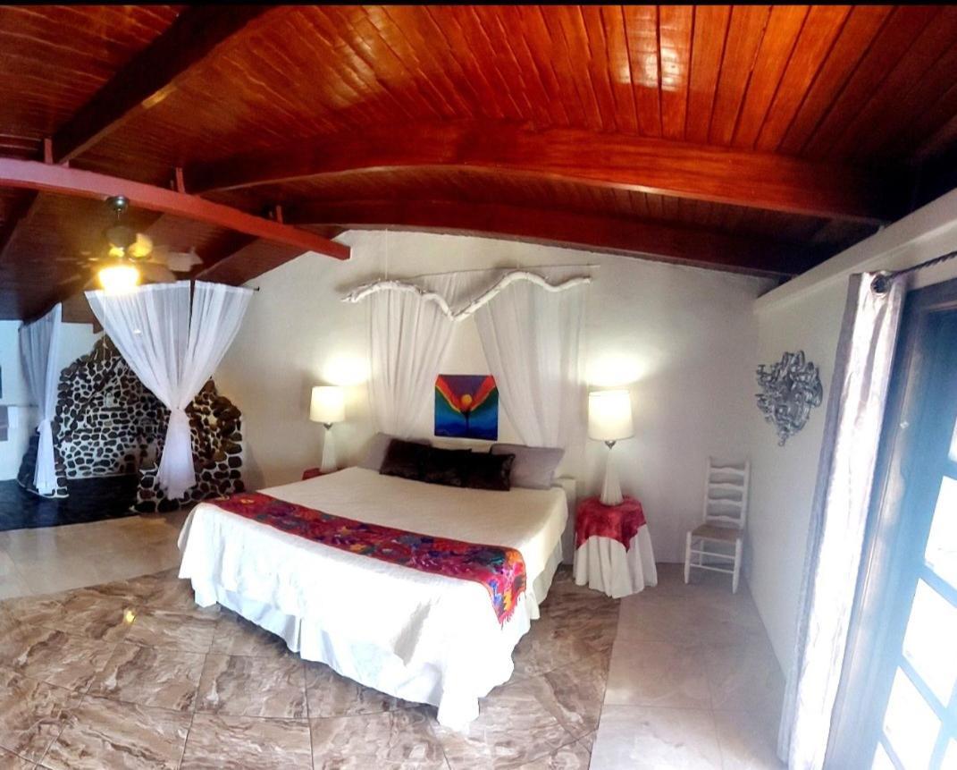 Toucan Lane And Restaurant Hotel